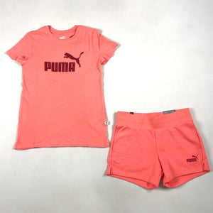 Puma ESS logo tee-short set in Georgia peach-American beauty